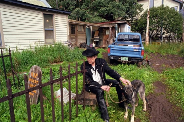 Bob Dylan megpihen kutyasétáltatás közben